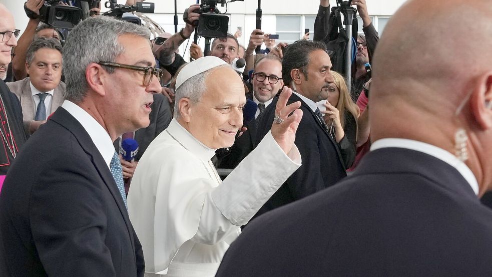 Der Papst hat nach seiner Krebsoperation das Krankenhaus in Rom wieder verlassen können. Foto: Alessandra Tarantino/AP/dpa