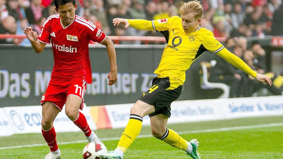 Intensive Zweikämpfe dominierten die erste Halbzeit zwischen Union Berlin und Borussia Dortmund.  Foto: Julius Frick/dpa