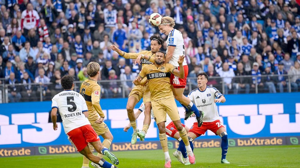 Hamburgs Sebastiaan Bornauw köpft den Ball auf das Tor. Foto: Gregor Fischer/dpa