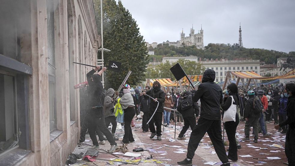 In Lyon brannten Randalierer die Touristeninformation nieder. Foto: Laurent Cipriani/AP/dpa