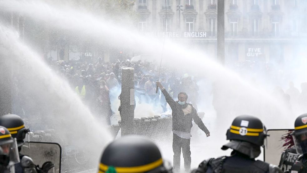 Die Polizei setzte gegen die Protestierenden Wasserwerfer, Tränengas und Schlagstöcke ein. Foto: Emma Da Silva/AP/dpa