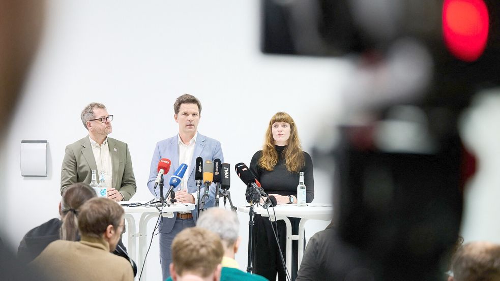 Werner Graf (l-r, Bündnis90/Die Grünen), Steffen Krach (SPD) und Kerstin Wolter (Die Linke) stehen nach den Vorgesprächen zur Regierungsbildung im Haus der Statistik. Foto: dpa/Annette Riedl