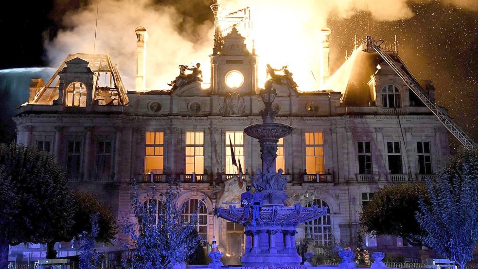 Das historische Rathaus von Limoges wurde durch einen von Randalierern gelegten Brand weitgehend zerstört. Foto: Pascal Lachenaud/AFP/dpa