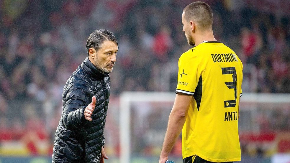 Mit der Leistung von Abwehrprofi Waldemar Anton konnte Niko Kovac in Berlin zufrieden sein.  Foto: Julius Frick/dpa