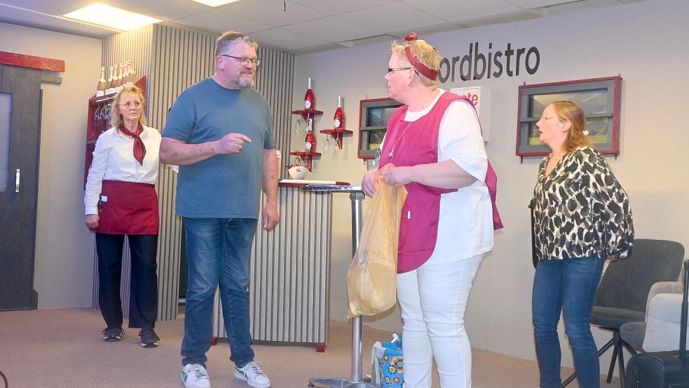 Die Theaterkoppel Eenigkeit Völlenerfehn hat mit „Överfall in’t Champus-Express“ eine gelungene Premiere vor 148 Besuchern gefeiert. Foto: Holger Weers