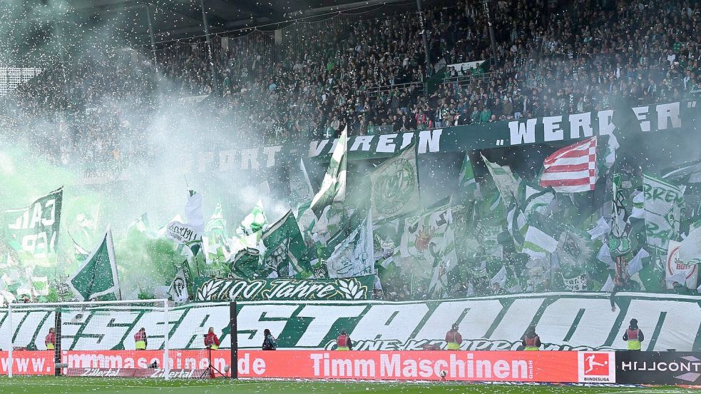 Beste Stimmung: Die Fans von Werder Bremen vor dem 2:2 gegen den SC Paderborn. Foto: Carmen Jaspersen/dpa