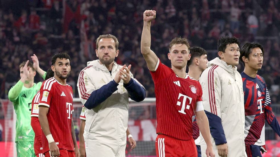 Joshua Kimmich reckt die Faust nach oben und freut sich über den Bayern-Auftritt.  Foto: Karl-Josef Hildenbrand/dpa