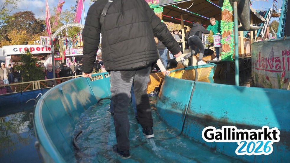 Die Wildwasserbahn auf dem Gallimarkt stand kurzzeitig still. Foto: Bodo Wolters