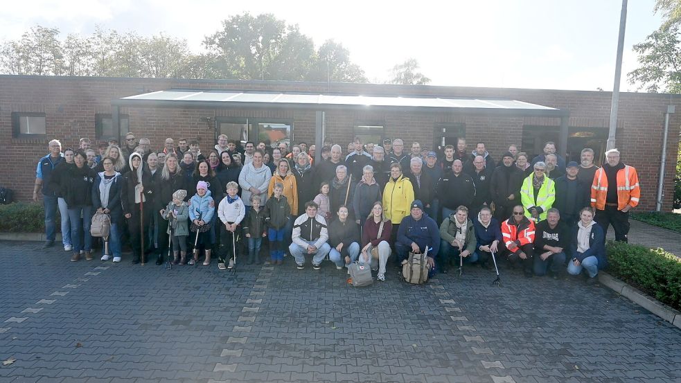 Rund 100 freiwillige Helfer beteiligten sich am Umwelttag des Schützenvereins Ostrhauderfehn und kamen zum Abschluss am Vereinsheim zusammen. Foto: Holger Weers