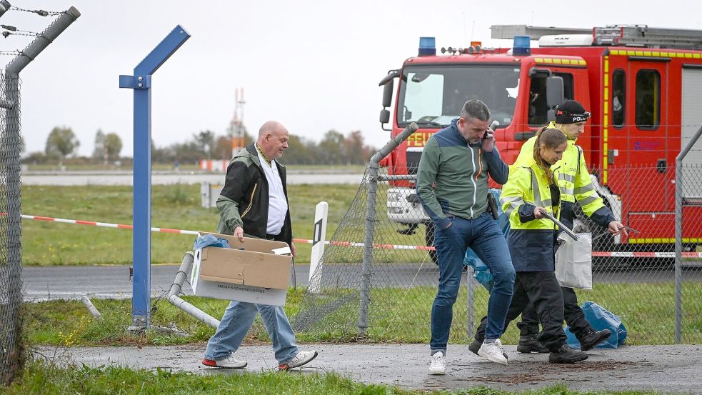 Nachdem ein Zaun am Flughafen Leipzig/Halle stark beschädigt wurde, ermittelt die Polizei in alle Richtungen. Foto: Heiko Rebsch/dpa