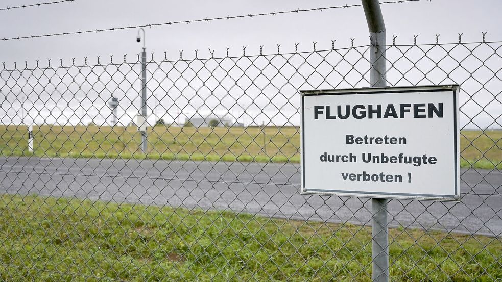 Drei russische Antonow-Frachtflugzeuge stehen wegen der EU-Sanktionen seit 2022 am Flughafen Leipzig/Halle und dürfen nicht starten. Foto: Heiko Rebsch/dpa