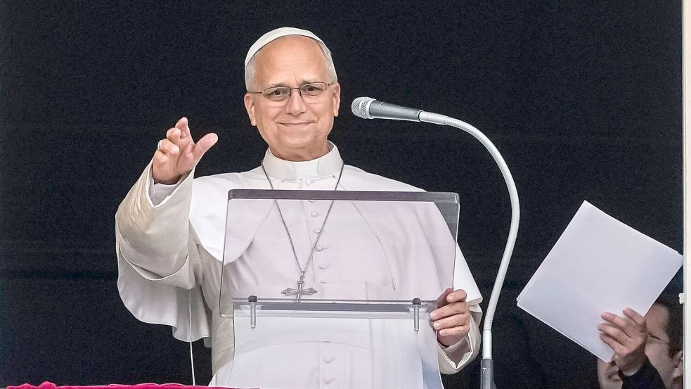 Der Papst ist nach seiner Krebs-OP zurück im Vatikan und sprach das sonntägliche Angelus-Gebet. Foto: Alessandra Tarantino/AP/dpa