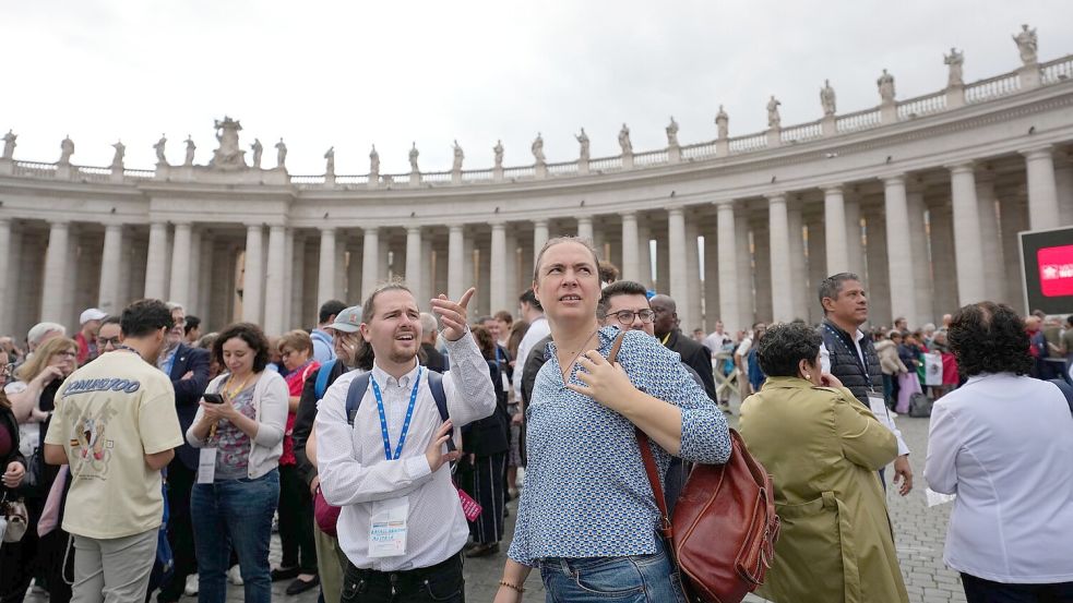 Zehntausende Gläubige versammelten sich auf dem Petersplatz im Vatikan zum Angelus-Gebet des Papstes. Foto: Alessandra Tarantino/AP/dpa