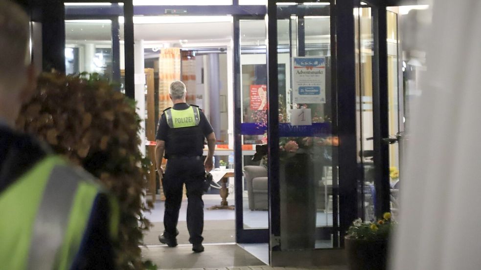 Am Freitagabend war die Polizei mit einem Großaufgebot im Einsatz. Foto: Sascha Thelen/dpa