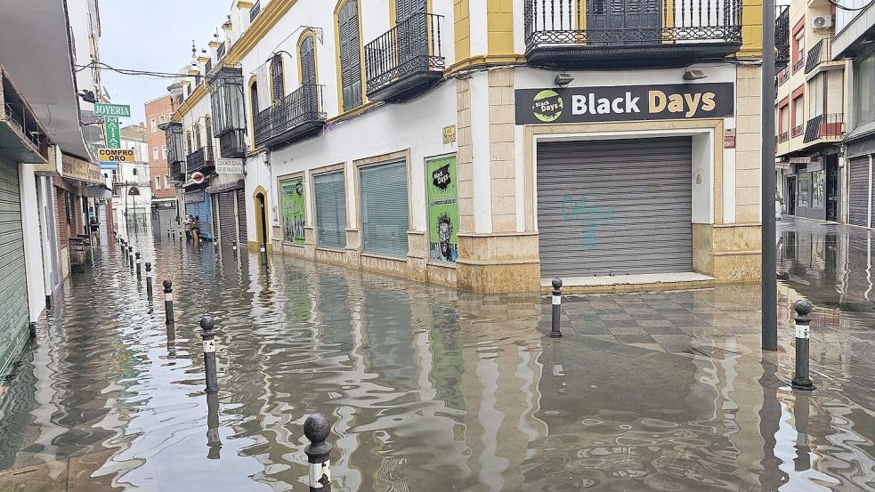 In der Stadt Algeciras setzte das Sturmtief „Adam“ viele Straßen unter Wasser. Foto: Nono Rico / Europa Press/EUROPA PRESS/dpa
