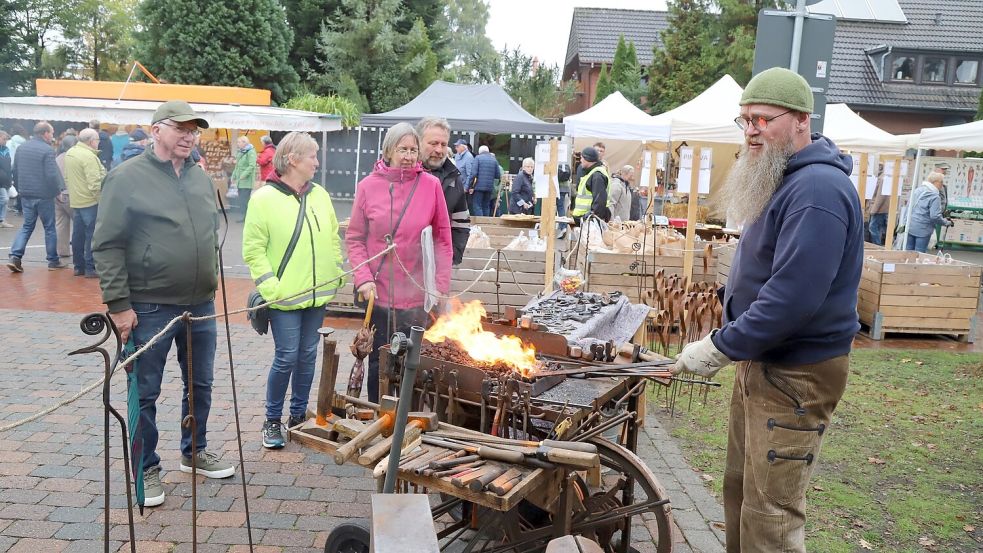 Schmiedekunst zeigte André Kramer auf dem Bauernmarkt. Foto: Hans Passmann