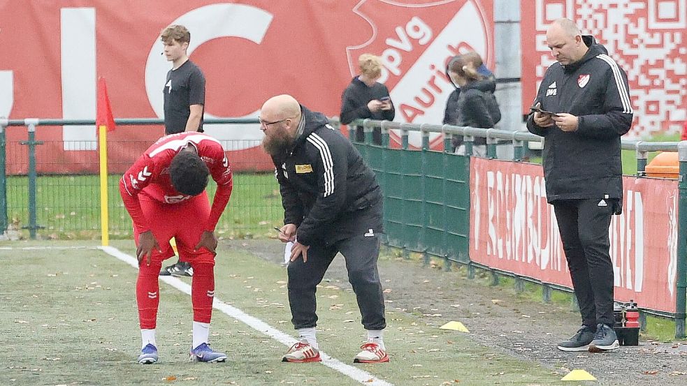An der Seitenlinie coachte SpVg-Frauentrainer Tammo Pfeiffer (Mitte) die Herrenmannschaft im Heimspiel gegen den TV Norden. Er wurde unterstützt vom Vereinsvorsitzenden Andreas Zitting (rechts). Foto: Wilfried Gronewold