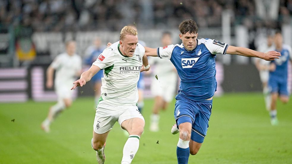 Im Duell der beiden Bundesliga-Tabellenletzten lieferten sich Borussia Mönchengladbach und die TSG Hoffenheim eine umkämpfte Partie.  Foto: Fabian Strauch/dpa