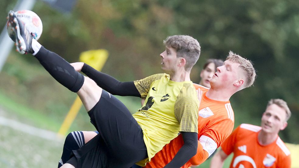 Der TuS Hinte (gelb-schwarze) Trikots feierte gegen den Holter SV einen deutlichen 4:0:-Heimsieg. Fotos: Doden/Emden