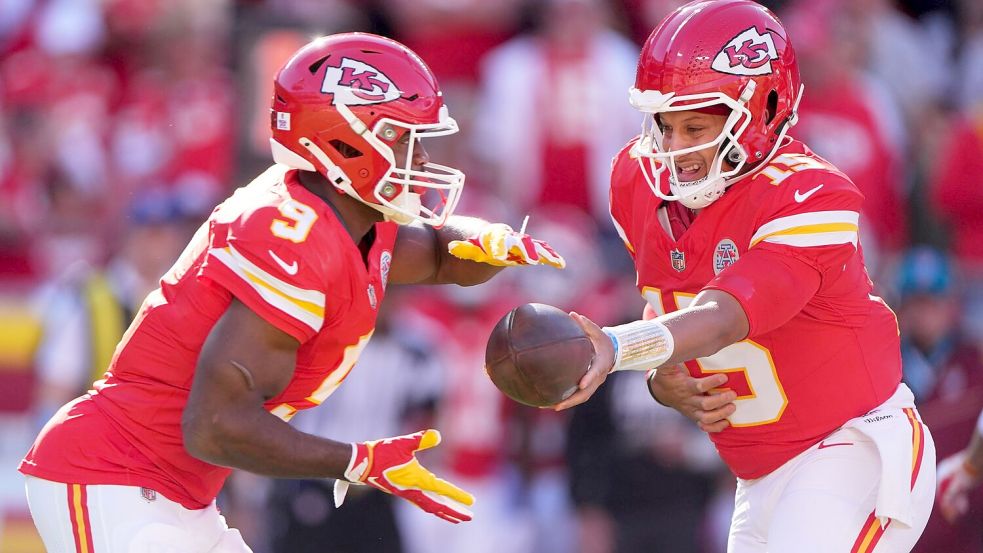 Walker (links) erzielte den ersten Touchdown für die Chiefs. Foto: Charlie Riedel/AP/dpa