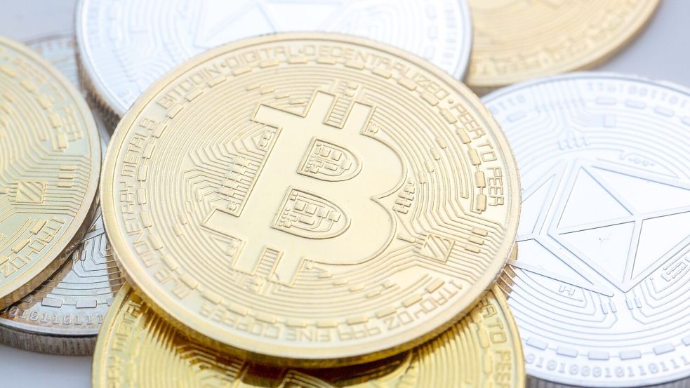 Die Kurse von Kryptowerten wie Bitcoin und Ethereum schwanken stark, Kritiker warnen vor Spekulationsblasen. Doch das Interesse ist groß. (Symbolbild) Foto: Fernando Gutierrez-Juarez/dpa