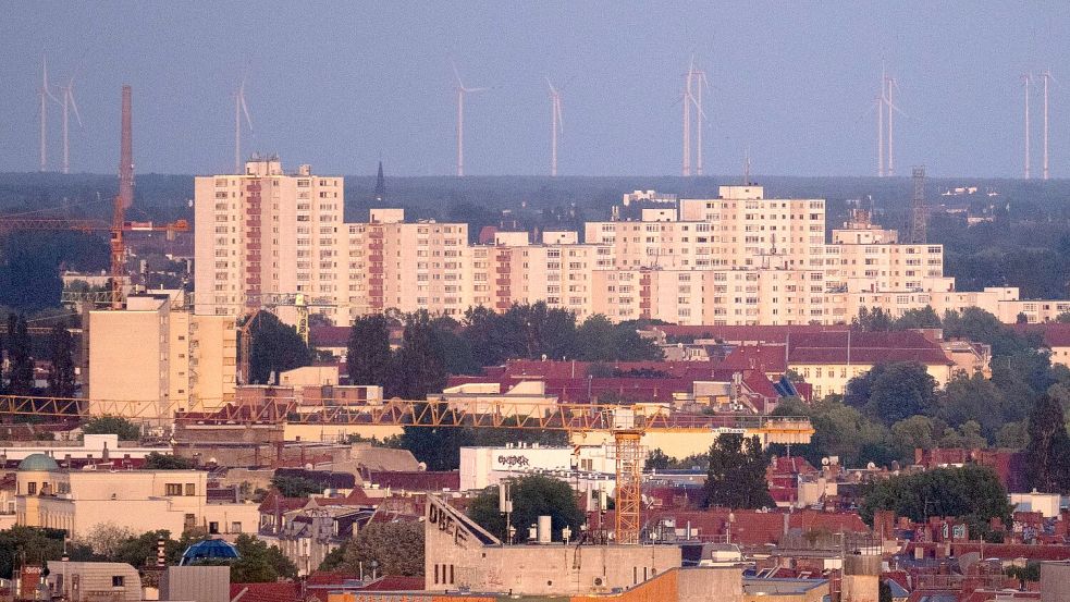 Linke, Grüne und SPD wollen Wohnungen in Berlin vergesellschaften. (Archivfoto) Foto: Sebastian Gollnow/dpa