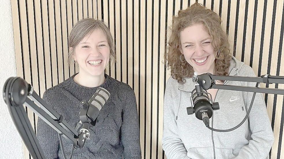 Deike Terhorst (links) und Romy Jochens haben sich in der achten Staffel von „Watt‘n los?“ mit Jugendlichen von den Ostfriesischen Inseln unterhalten. Foto: Madita Janßen