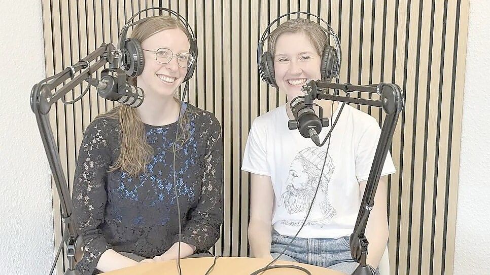 Jasmin Oltmanns (links) und Deike Terhorst waren für ihre Podcast-Staffel zum Thema Kneipensterben in vier ostfriesischen Schankwirtschaften unterwegs. Foto: Pia Pentzlin