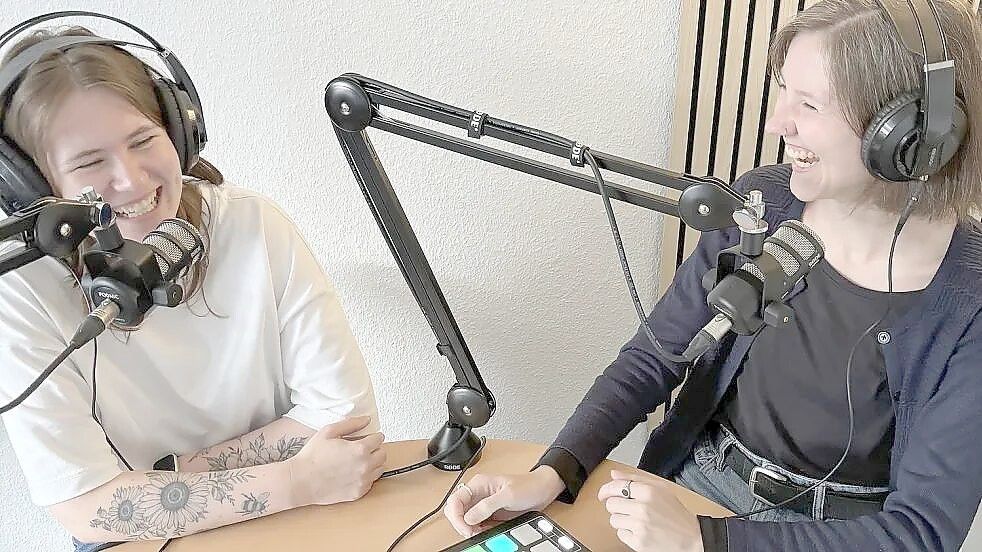 Pia Pentzlin (links) und Deike Terhorst wollten in der vierten Staffel von „Watt‘n los?“ wissen, wie es um die Institution Kirche in Ostfriesland bestellt ist. Foto: Jasmin Oltmanns