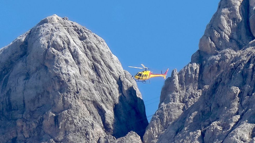 In den italienischen Alpen ist eine deutsche Bergsteigerin zu Tode gestürzt. (Symbolbild) Foto: Luca Bruno/AP/dpa