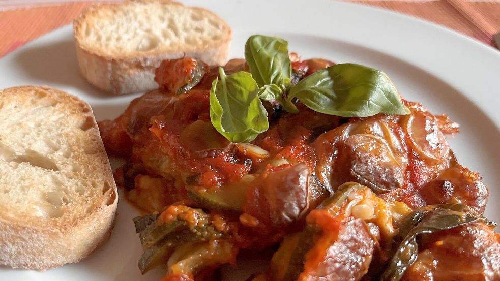 Zucchini, Tomaten, Scamorza und Basilikum – eine einfache Kombination, die wunderbar aromatisch schmeckt. Foto: Carmen Leonhard
