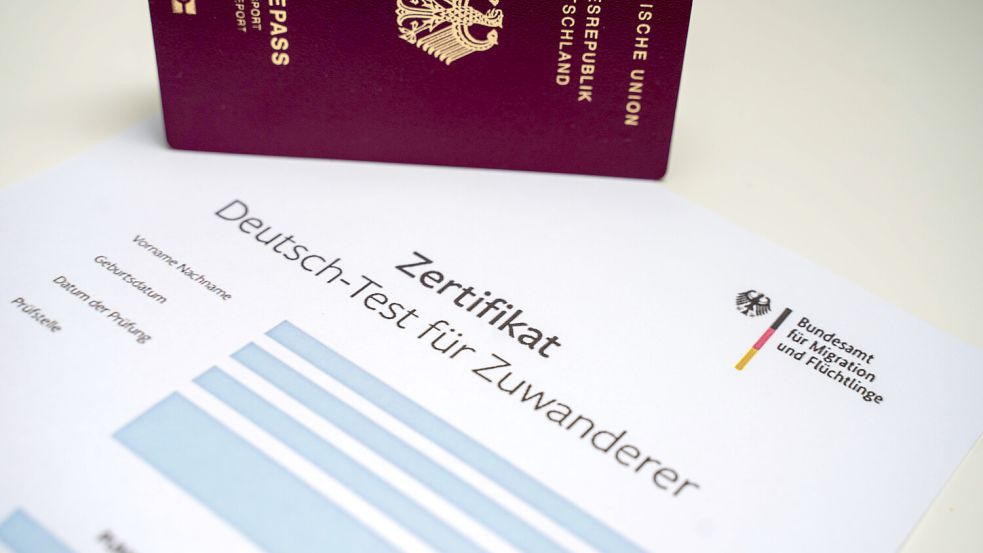 Rund 307.000 Menschen haben im vergangenen Jahr einen Integrationskurs begonnen und am Ende den Deutsch-Test für Zuwanderer (DTZ) absolviert. Foto: IMAGO/Eibner-Pressefoto/Jonas Lohrmann