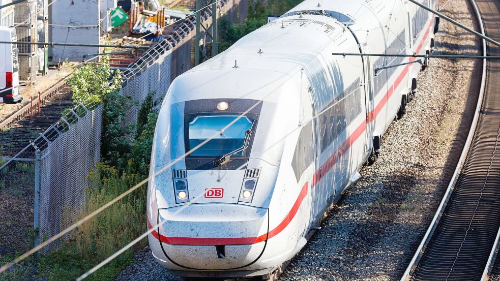 Der ICE hielt nicht in Fulda, obwohl er das laut Fahrplan hätte tun müssen. (Symbolbild) Foto: Philipp von Ditfurth/dpa
