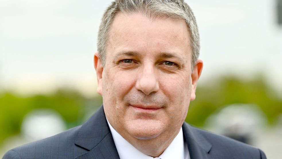 Merck-Chef Kai Beckmann baut das Geschäft mit seltenen Krankheiten aus (Archivbild) Foto: Arne Dedert/dpa