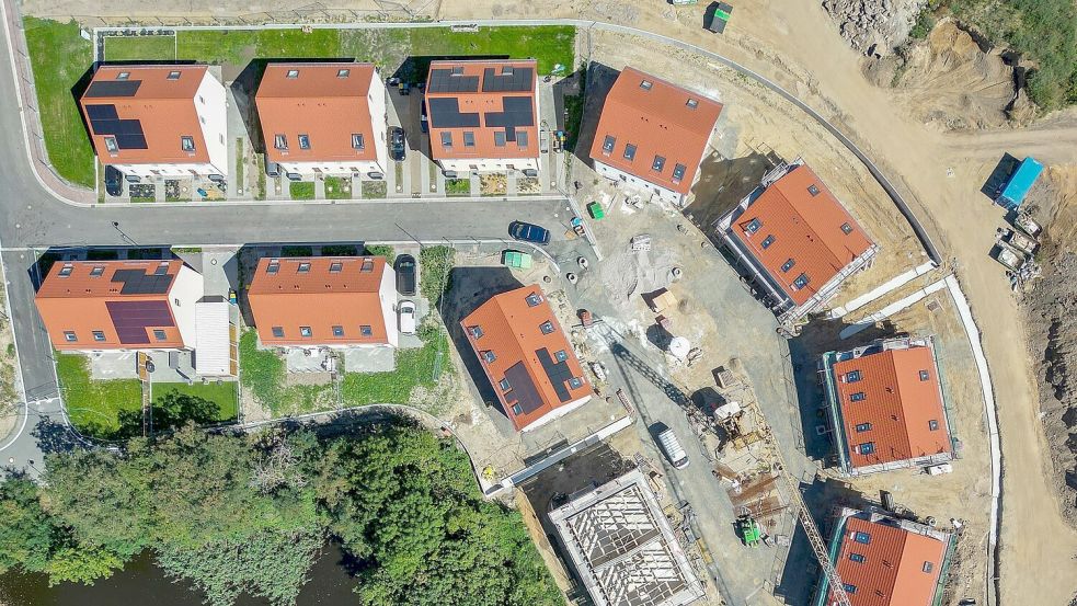 Hohe Zinsen in Kombination mit nach wie vor hohen Preisen lassen den Kauf der eigenen Immobilie für etliche Interessenten in die Ferne rücken. (Symbolbild) Foto: Jan Woitas/dpa