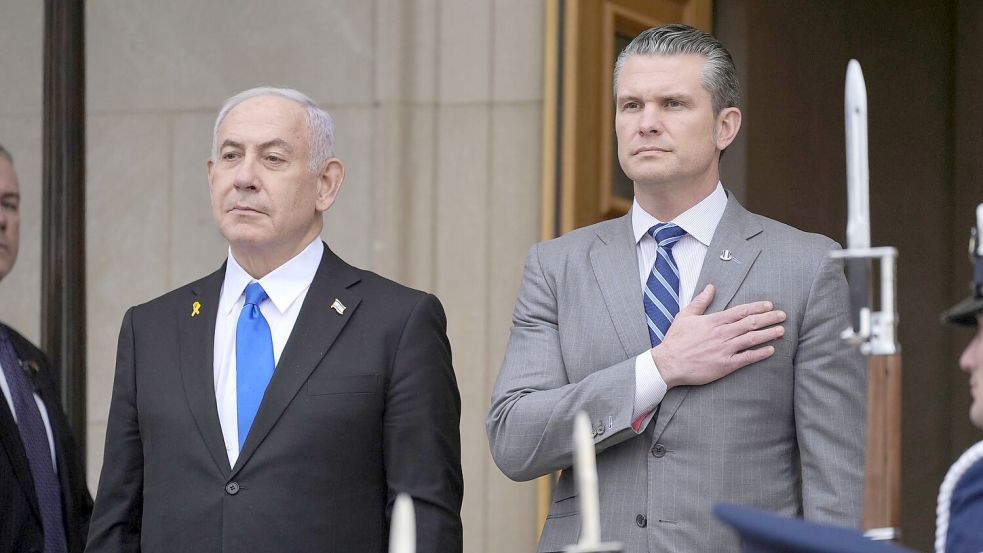 US-Verteidigungsminister Pete Hegseth (r) mit Israels Ministerpräsidenten Benjamin Netanjahu bei einem früheren Treffen. (Archivbild) Foto: Manuel Balce Ceneta/AP/dpa