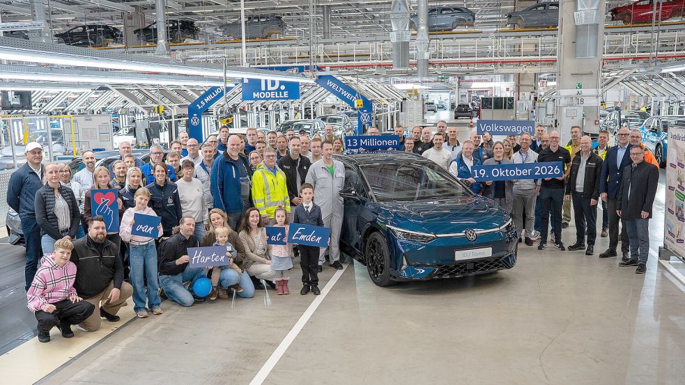 Ein Teil der Emder Mannschaft mit dem Jubiläumsfahrzeug, einem aquamarienblauen ID.7 Tourer GTX am Zählpunkt 8 der Montagehalle 20. Foto: VW Emden/Indra van Schwartzenberg