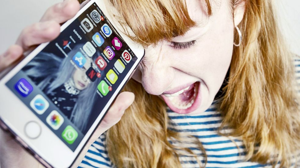 Am Telefon in der Warteschleife hängen ist nervig. Ein Recht auf menschliche Beratung ist aber kein Allheilmittel. Foto: imageBROKER/Jan Tepass