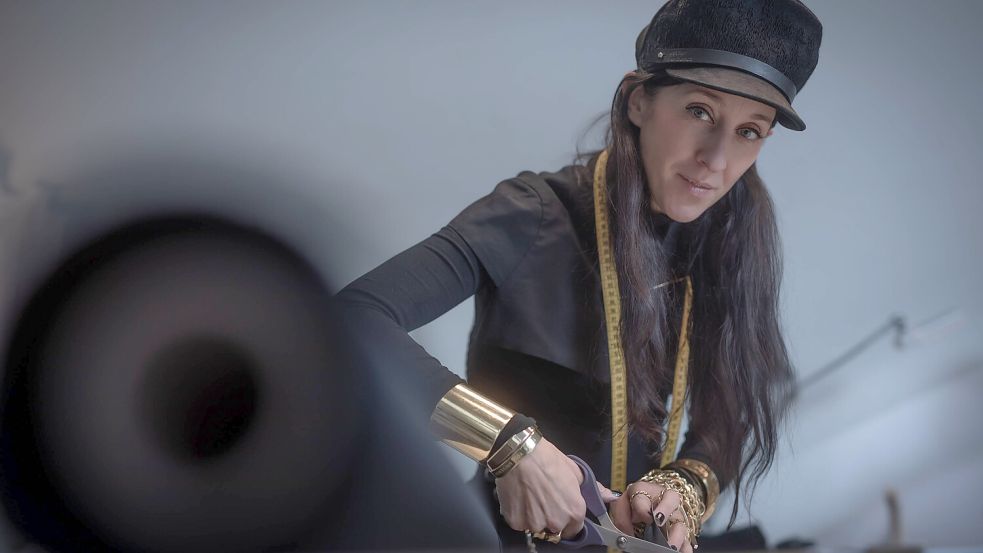 Modedesignerin Esther Perbandt verrät, wie man schwarze Kleidung pflegt. Foto: IMAGO/Christian Kielmann