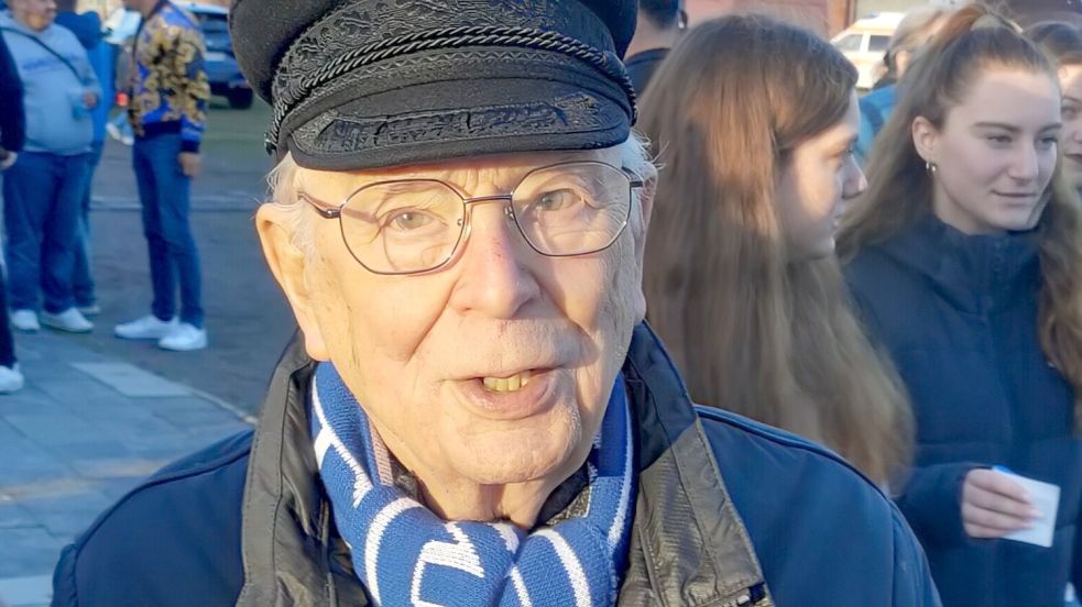 Mit Kickers-Schal ins Stadion: Heinz Mammen verpasst kein Heimspiel. Foto: Georg Lilienthal