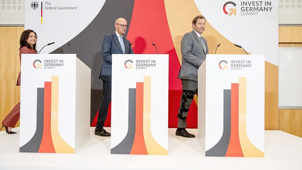 Merz und Klingbeil sagten den Investoren zu, den Reformkurs fortzusetzen. Foto: Fabian Sommer/dpa