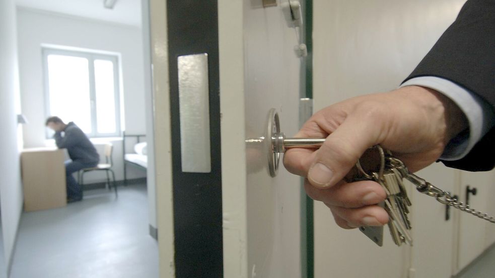 Immer wieder werden bei Haftraumkontrollen Drogen gefunden. Denn fast die Hälfte aller Häftlinge hat Suchtprobleme. Foto: dpa/Patrick Lux