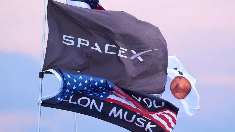 SpaceX und Tesla prüfen einen Zusammenschluss. (Archivbild) Foto: Eric Gay/AP/dpa
