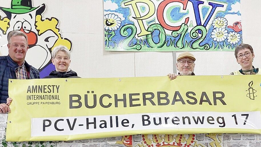 Freuen sich auf den Bücherbasar: Arnold und Silvia Dänekas (von links, beide PCV Papenburg) sowie Günter Mehrkens und Nicole Kassens, bei von der Amnesty-Gruppe Papenburg. Foto: Amnesty-Gruppe Papenburg.