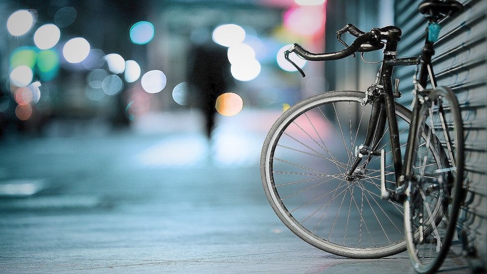 Ein Fahrradfahrer hat in der Nacht ein Auto in Leer gerammt. Symbolfoto: Pixabay