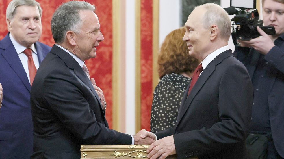 Der US-Unterhändler Steve Witkoff will bei einem neuen Besuch in St. Petersburg Kremlchef Wladimir Putin neue Vorschläge für eine Friedenslösung im russischen Angriffskrieg gegen die Ukraine unterbreiten. (Archivbild) Foto: Mikhail Metzel/Pool Sputnik Kremlin/AP/dpa