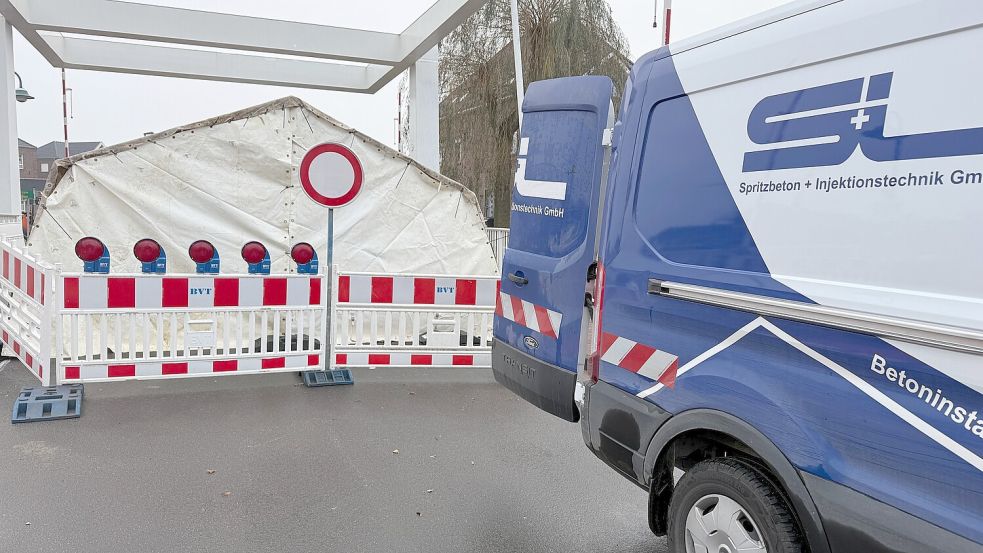 Auf der Klappbrücke wurde ein Zelt aufgestellt. Foto: Dirk Hellmers