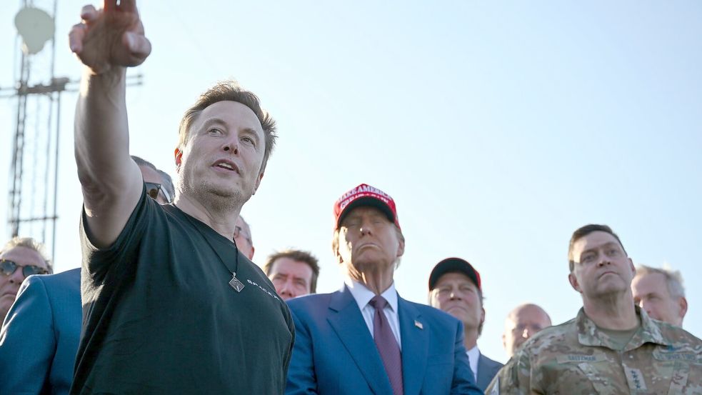 Elon Musk soll die Einschränkungen veranlasst und darüber auch mit Donald Trump gesprochen haben. (Archivbild) Foto: Brandon Bell/Getty Images North America Pool via AP/dpa