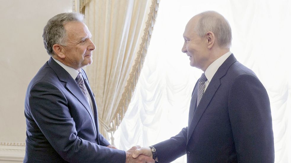 Der US-Unterhändler Steve Witkoff dankt bei einem neuen Besuch in St. Petersburg Kremlchef Wladimir Putin für die Freilassung eines Amerikaners. Foto: Gavriil Grigorov/Pool Sputnik Kremlin/AP/dpa