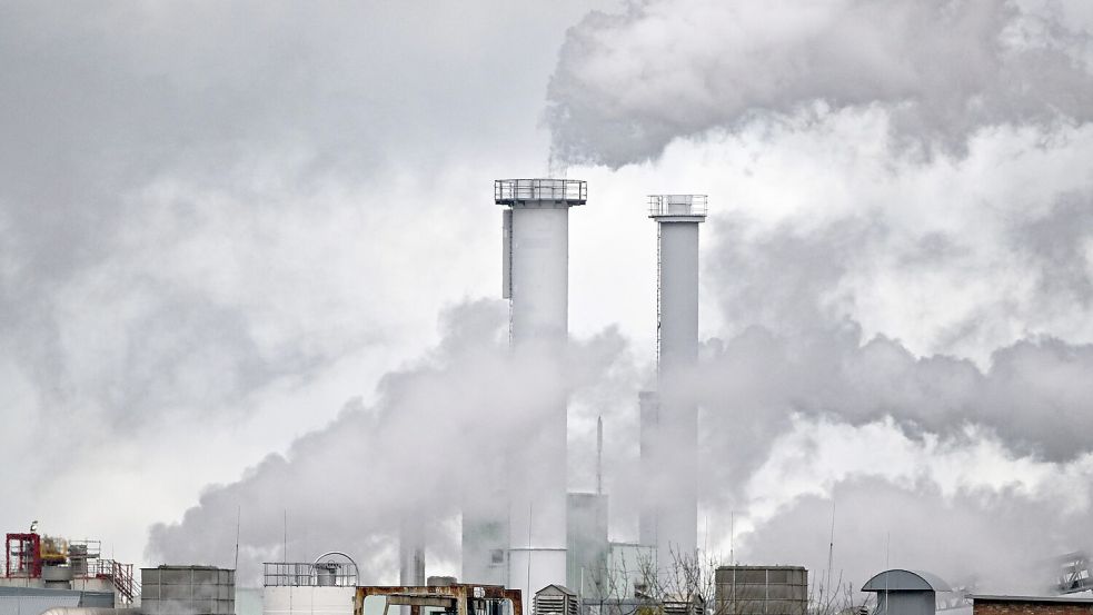 Die Idee hinter dem Emissionshandelssystem: Wer mehr Treibhausgase ausstößt, braucht auch mehr Zertifikate. (Archivbild) Foto: Patrick Pleul/dpa